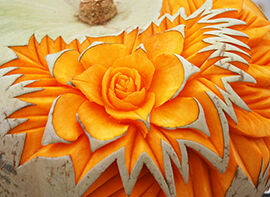 Kürbisse für die Herbstdekoration im Garten schnitzen