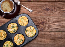 Frühstücksmuffins mit Brokkoli und Cheddar