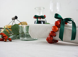 Herbstdeko mit Hagebutten