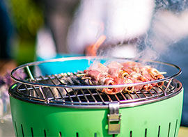 Schweinefilet am Spieß mit Speck und Datteln